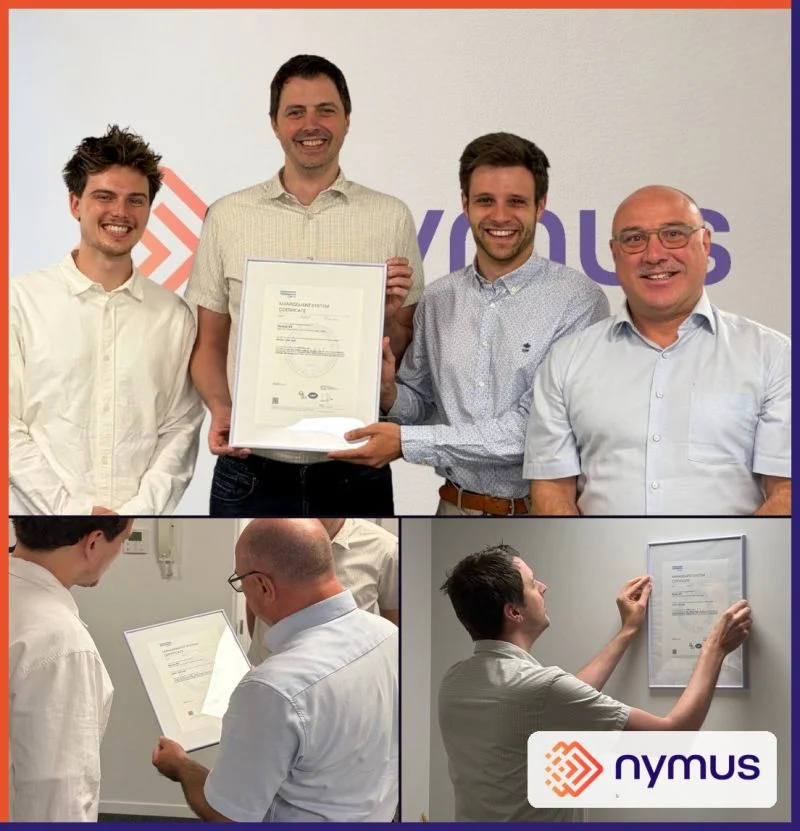 Nymus viert de ISO/IEC 27001-certificering met de overhandiging en ophanging van het certificaat.